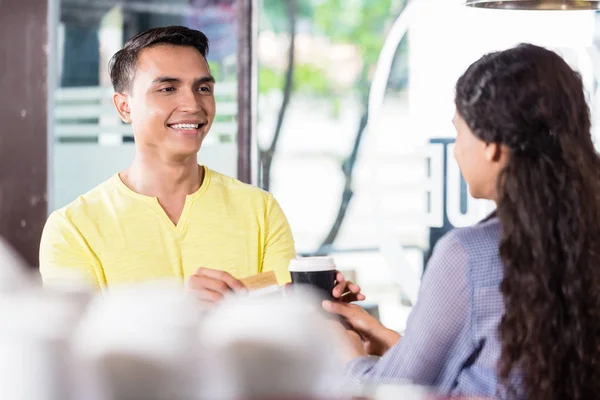 Cliente Masculino pagando por café com cartão de crédito — Fotografia de Stock