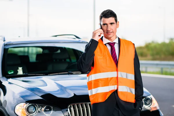 Mann mit Autopanne — Stockfoto