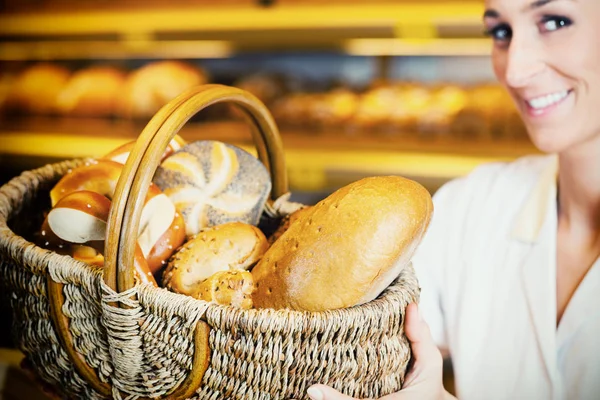 Baker-kvinna som säljer bröd — Stockfoto