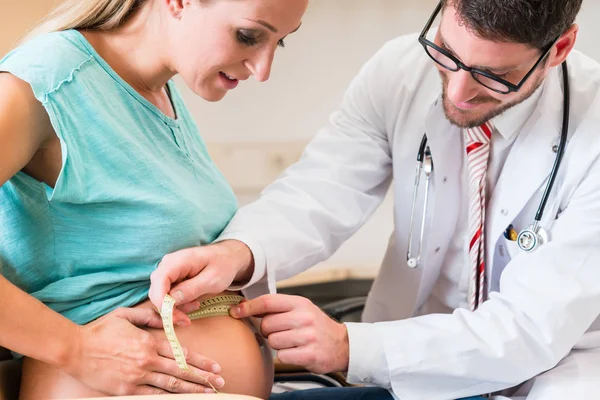 Gynecologist measuring belly of pregnant woman — Stock Photo, Image