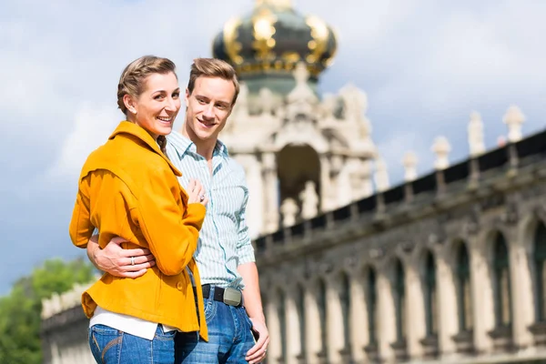 Pareja de turistas en Dresde en el castillo de Zwinger —  Fotos de Stock