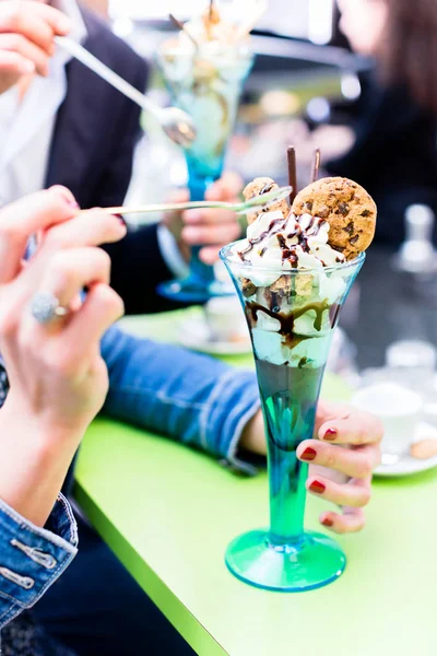 Casal desfrutando de um sorvete — Fotografia de Stock