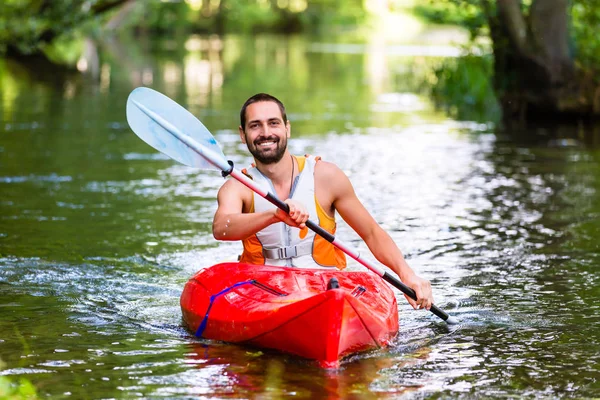 Hombre conduciendo con kayak — Foto de Stock