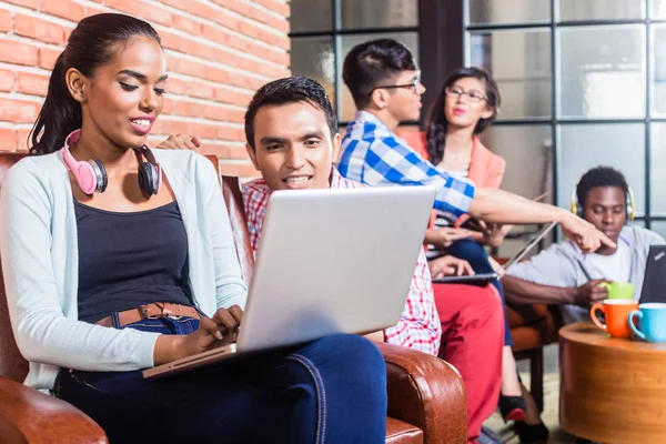 Grupo de estudiantes universitarios — Foto de Stock