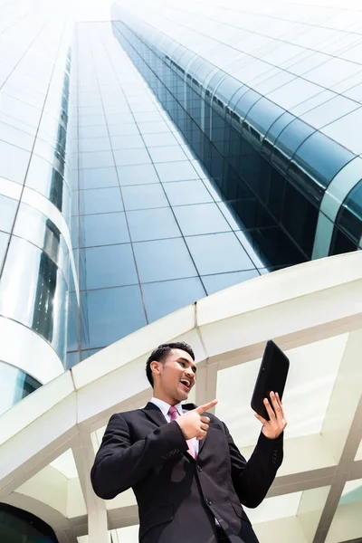Azjatycki biznes człowiek pracuje poza na tablet Pc — Zdjęcie stockowe