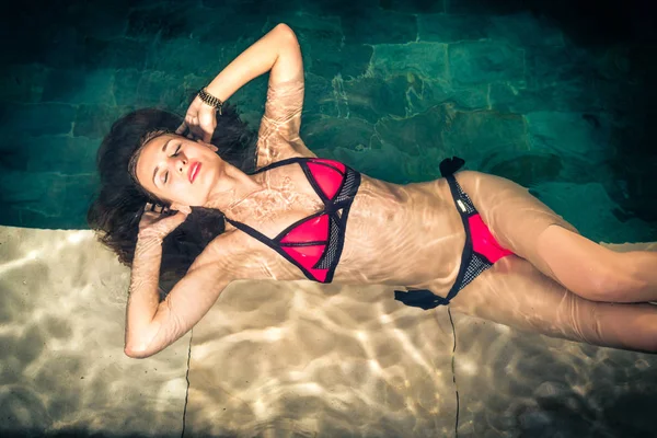 Γυναίκα στις διακοπές ακουμπισμένο στο άκρο πισίνα — Φωτογραφία Αρχείου