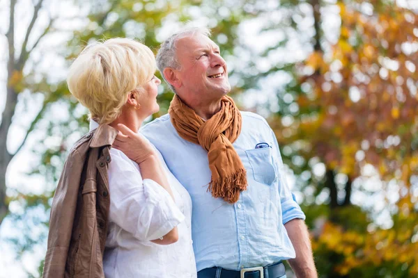 Seniorenpaar umarmt sich liebevoll — Stockfoto