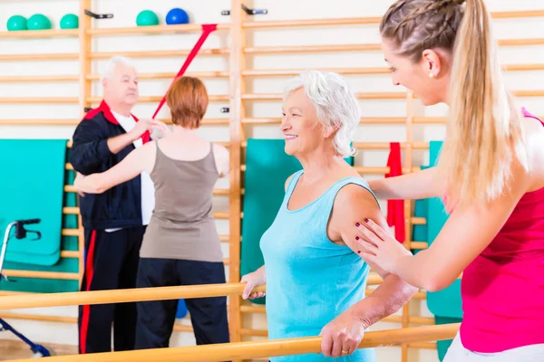 Anziani in terapia di riabilitazione fisica — Foto Stock