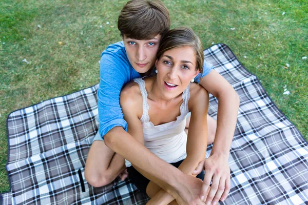 Pareja sentada en el parque — Foto de Stock