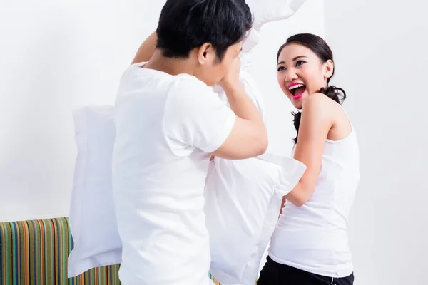 Cinese donna e uomo avendo cuscino lotta — Foto Stock