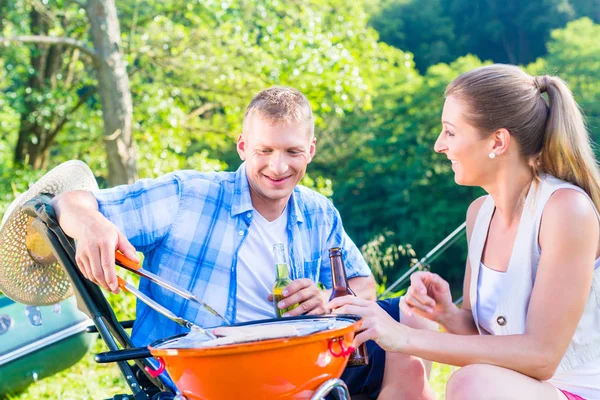 Hombre y mujer teniendo barbacoa asar pescado — Foto de Stock