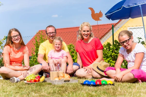 Familie picknickt im Garten — Stockfoto