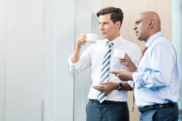 Aziatische en Kaukasische zakenmannen met koffie — Stockfoto