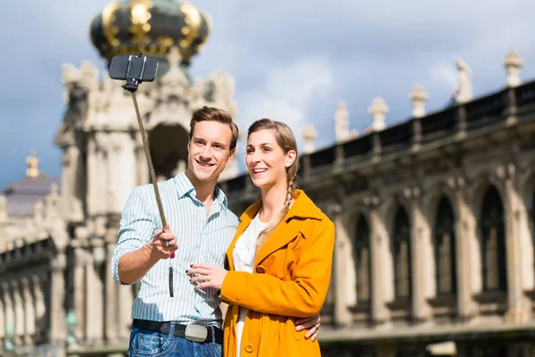 Par vid Zwinger i Dresden tar selfie — Stockfoto