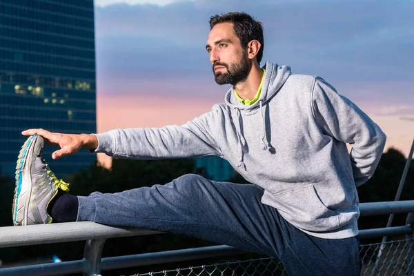 Runner s'étirant devant le bureau — Photo