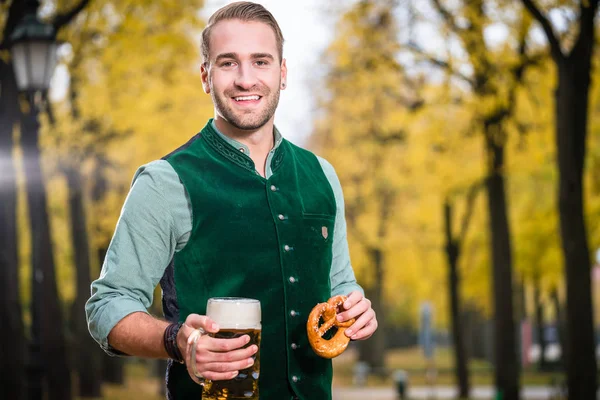 Hombre en bavarian tradicional Tracht beber cerveza de taza enorme — Foto de Stock