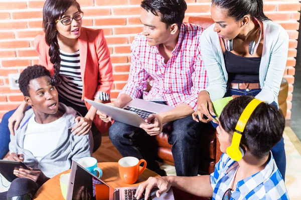 Gruppe von Hochschulstudenten — Stockfoto