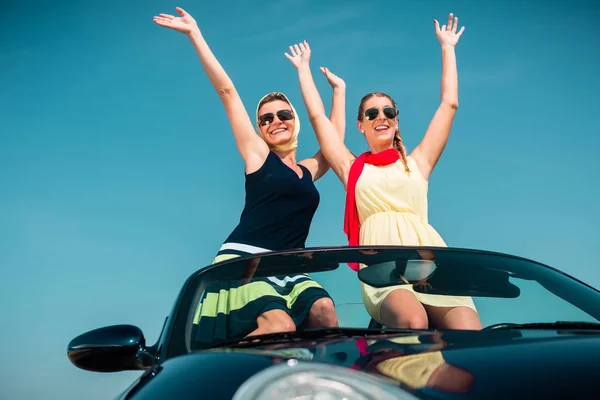 Vrouw met zomer reis in converteerbare auto — Stockfoto