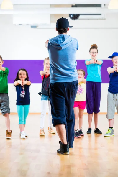 Professor de dança e crianças em aula de fitness — Fotografia de Stock