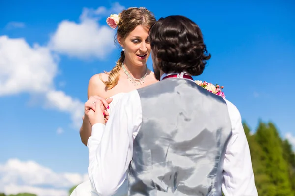 Bräutigam fleht Braut um Gnade — Stockfoto