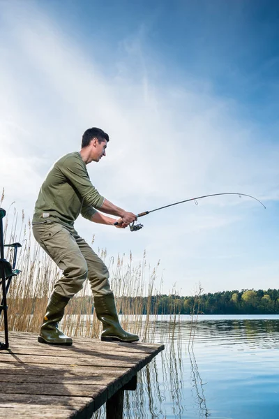Рибалка ловить рибу під кутом на озері — стокове фото