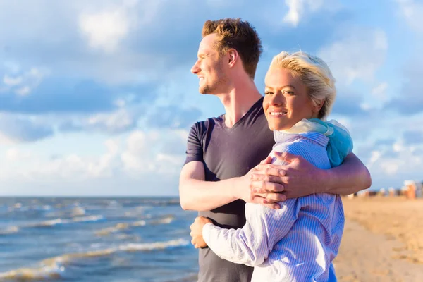 Casal desfrutando romântico pôr do sol na praia — Fotografia de Stock