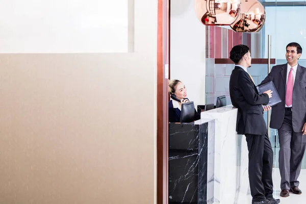 Gerente de bienvenida asociado de negocios en el salón de oficinas —  Fotos de Stock