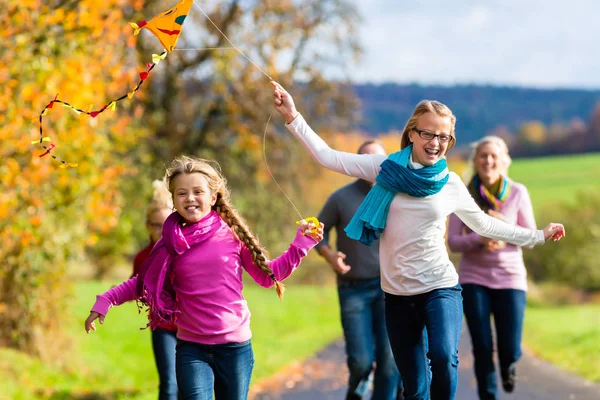 Familie wandeling in herfst bos — Stockfoto