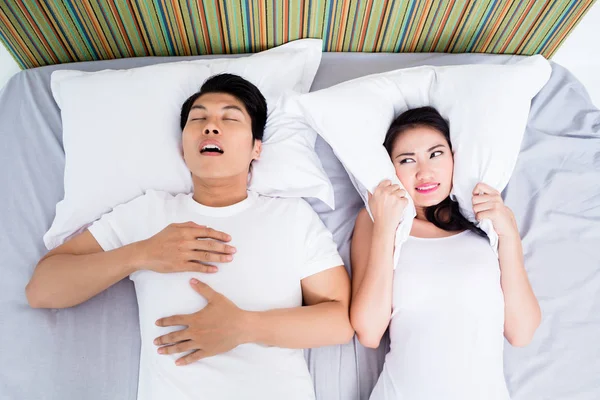 Hombre chino roncando manteniendo a su esposa despierta —  Fotos de Stock