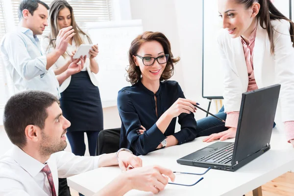 Equipo que da informe de negocio al jefe en la oficina — Foto de Stock