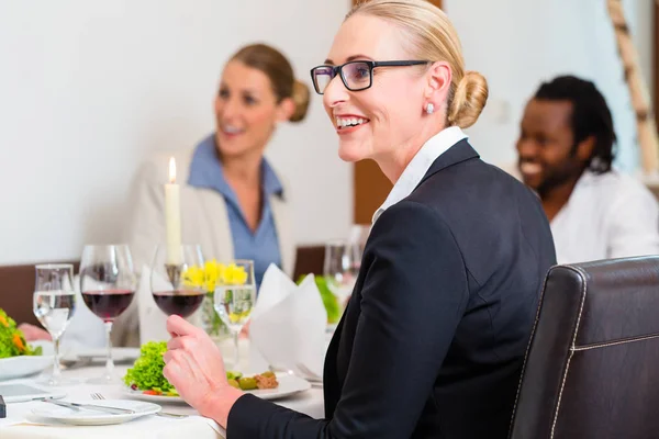 Personer i restaurangen på business lunch talar — Stockfoto