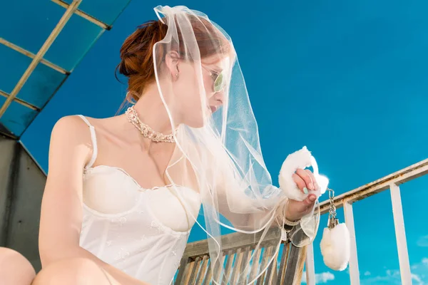 Bruid in lingerie voor haar bruiloft — Stockfoto