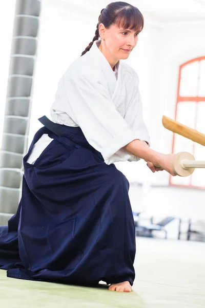 Mujer teniendo pelea espada Aikido —  Fotos de Stock