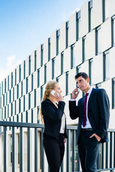 Uomini d'affari che lavorano all'aperto in città — Foto Stock