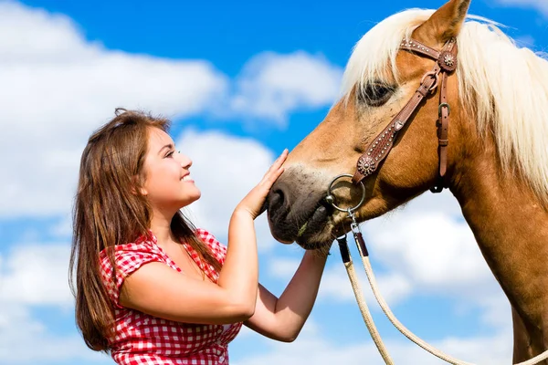 Femme caressant cheval — Photo
