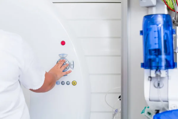 Enfermera pulsando botón en la máquina CT en el hospital — Foto de Stock