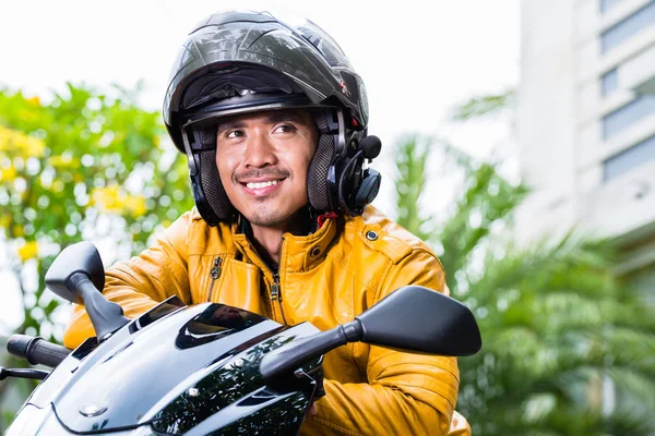 Asiatico giovane uomo e la sua moto o scooter — Foto Stock