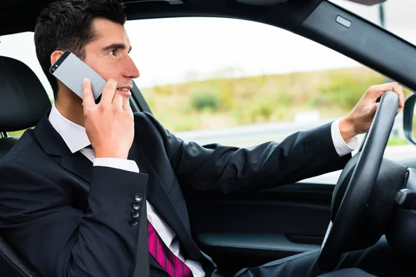 Az ember az autó vezetés közben a telefon használata — Stock Fotó