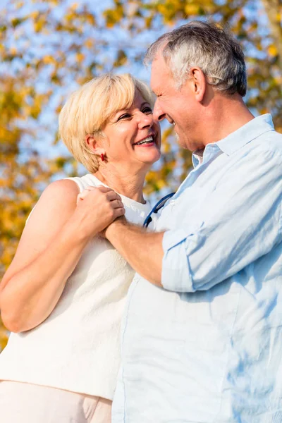 Donna anziana e uomo — Foto Stock