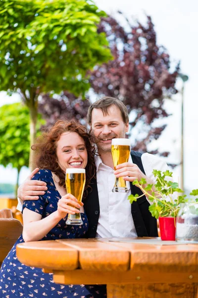 Homme et femme buvant de la bière — Photo