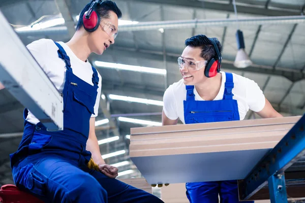 Carpinteros asiáticos en taller de madera en sierra — Foto de Stock