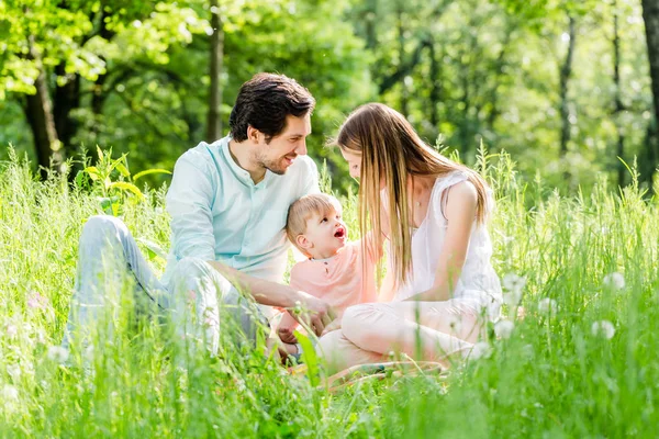 Familia con hijo en el prado — Foto de Stock