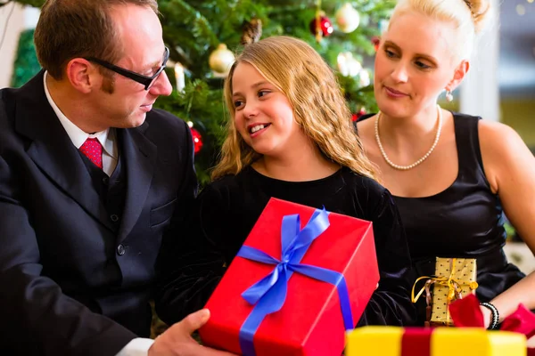 Familj med julklappar på annandagen — Stockfoto