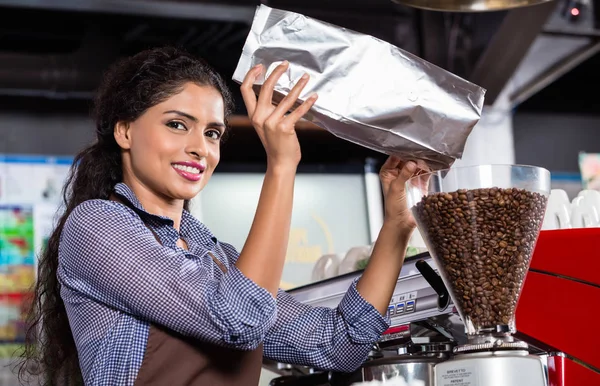 인도 바리 스타 커피 충전 그 라인 더 — 스톡 사진
