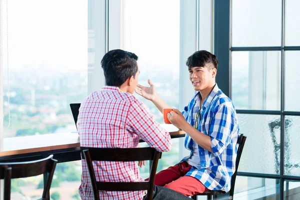 Азиатские бизнесмены обсуждают — стоковое фото
