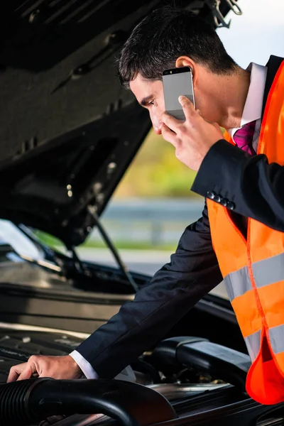 Hombre con problemas de motor de coche llamando al servicio de reparación —  Fotos de Stock