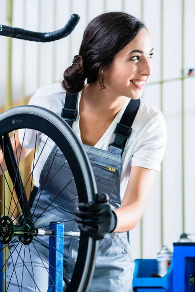 Femme mécanicien de vélo — Photo