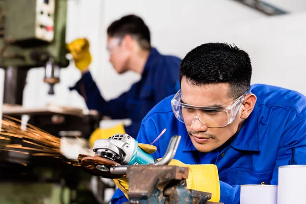 Trabajadores metalúrgicos en taller industrial de molienda — Foto de Stock