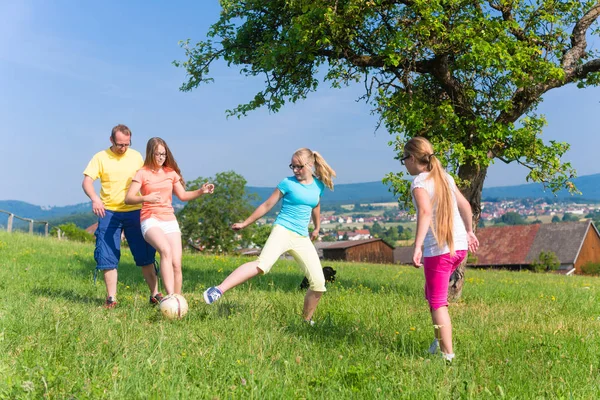 Família jogando futebol — Fotografia de Stock