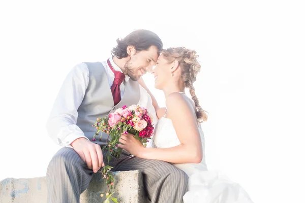 Sposa coppia baci sul campo — Foto Stock